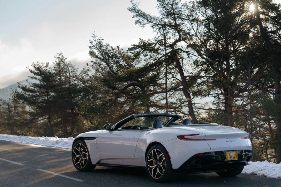  Aston Martin DB11 V8 Volante 2018 года  (NA) (фото 17 из 40)